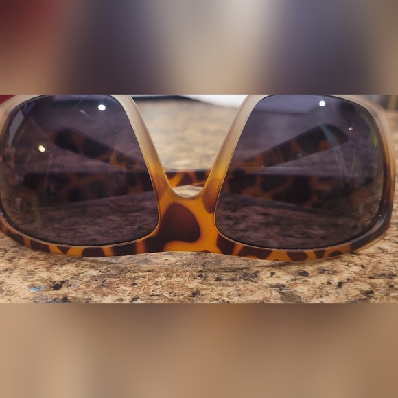 Dot Dash sunglasses in tortoise shell  , gently used but excellent condition - Picture 5 of 7